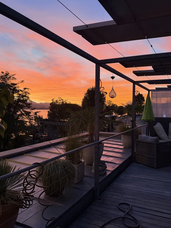 Appartamento di 3,5 locali in stile loft con vista lago e grande terrazza