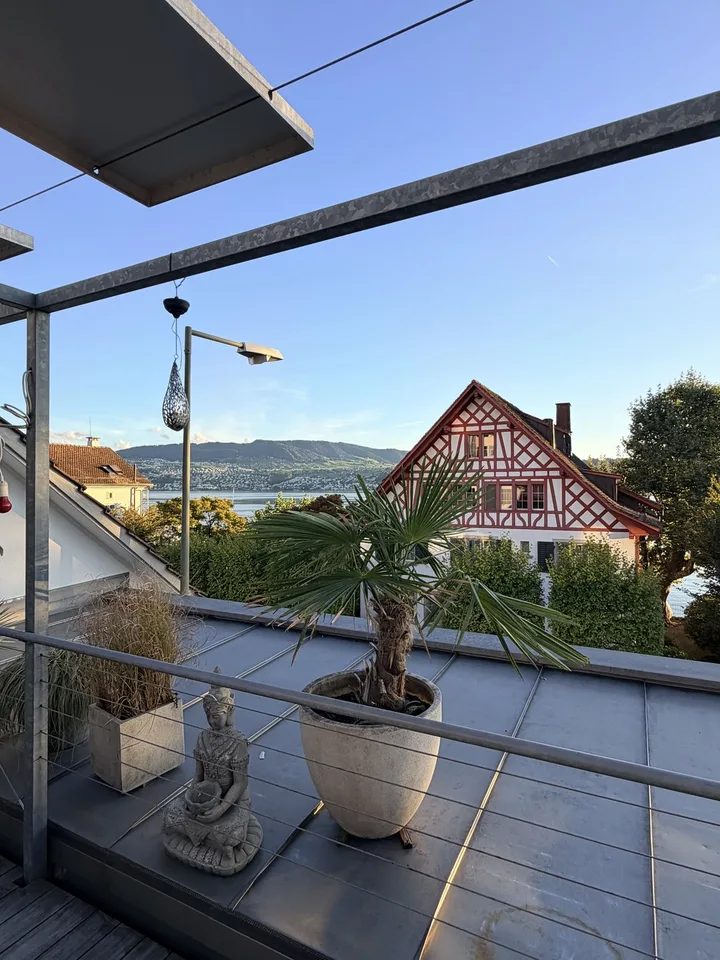 Appartamento di 3,5 locali in stile loft con vista lago e grande terrazza
