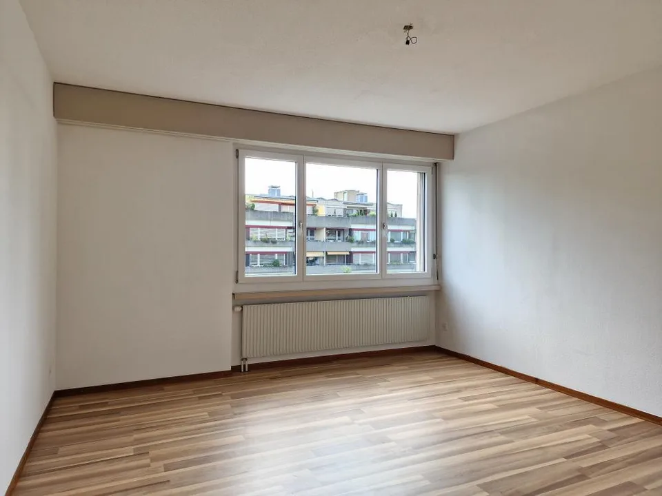 Grossräumige Wohnung mit Balkon in zentraler Gegend!