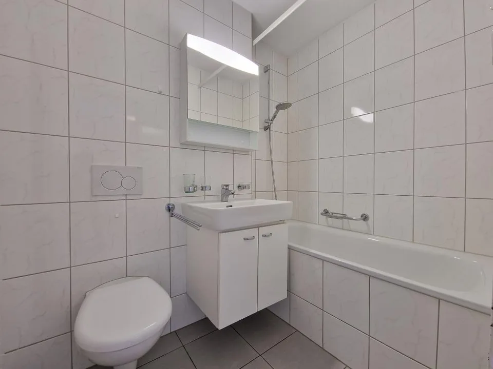 Grossräumige Wohnung mit Balkon in zentraler Gegend!