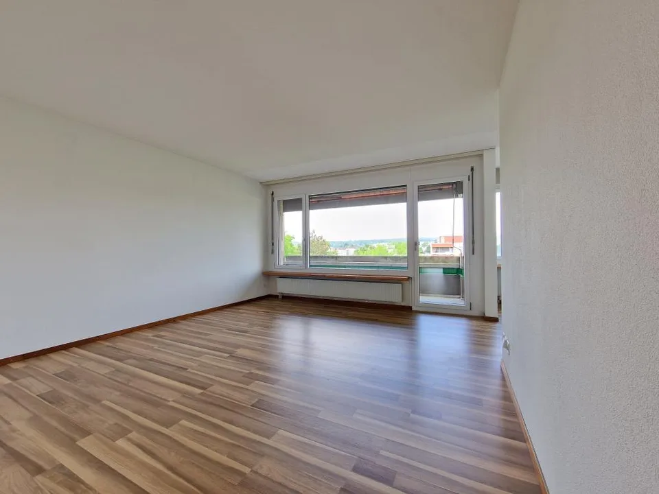 Grossräumige Wohnung mit Balkon in zentraler Gegend!