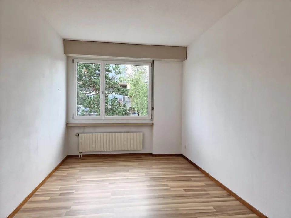 Grossräumige Wohnung mit Balkon in zentraler Gegend!