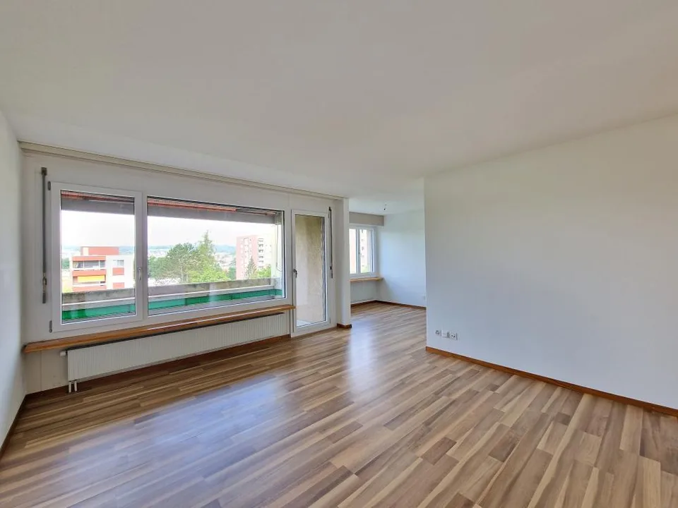 Grossräumige Wohnung mit Balkon in zentraler Gegend!