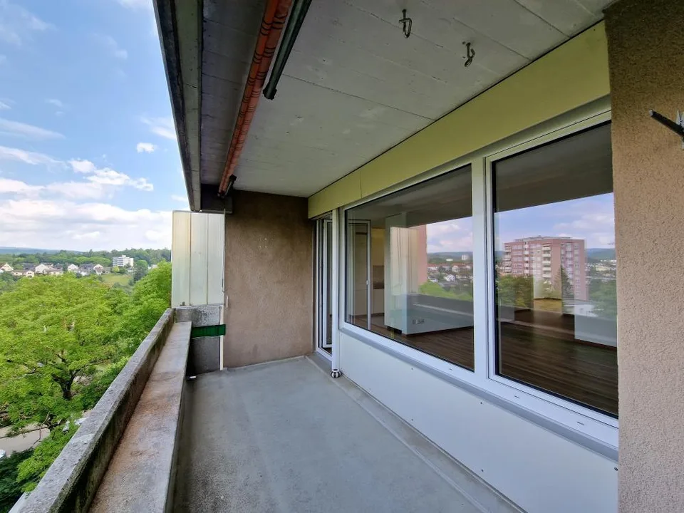 Grossräumige Wohnung mit Balkon in zentraler Gegend!