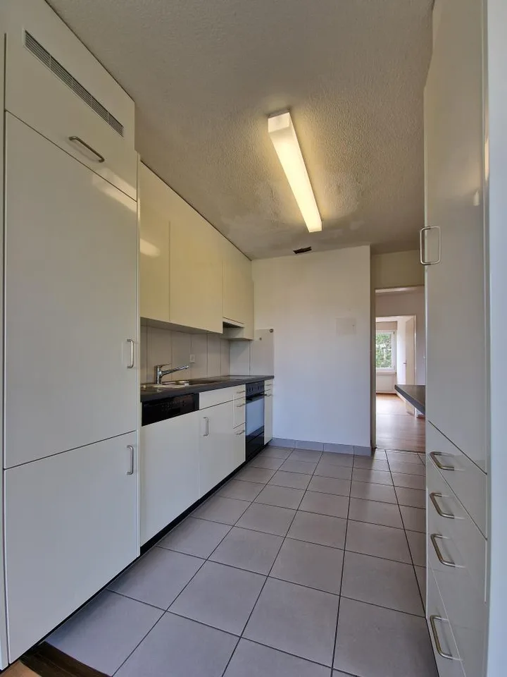 Grossräumige Wohnung mit Balkon in zentraler Gegend!