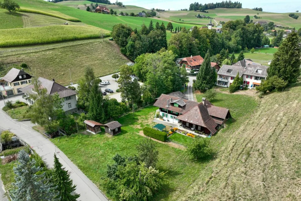 Progetto con storia e prospettiva: oltre 3.600 m² di terra e due parti di casa sulla riva del fiume – foto 4 di 15