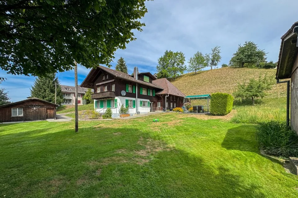 Progetto con storia e prospettiva: oltre 3.600 m² di terra e due parti di casa sulla riva del fiume – foto 2 di 15