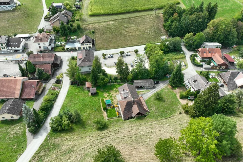 Progetto con storia e prospettiva: oltre 3.600 m² di terra e due parti di casa sulla riva del fiume – foto 6 di 15