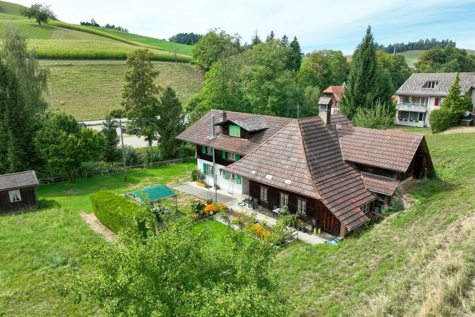 Progetto con storia e prospettiva: oltre 3.600 m² di terra e due parti di casa sulla riva del fiume – foto 3 di 15