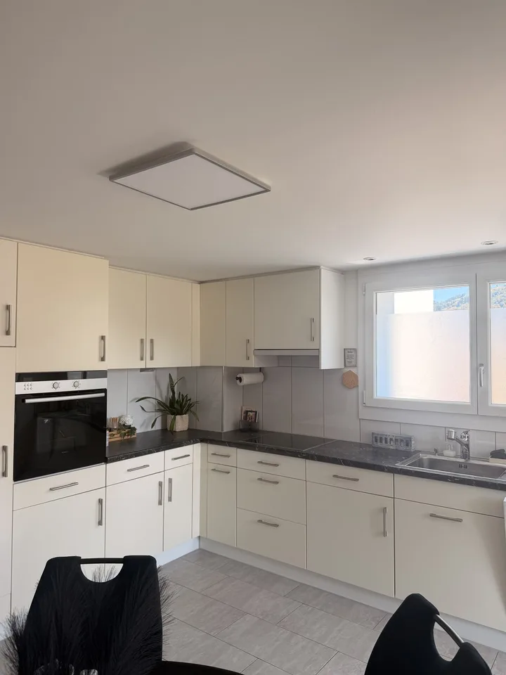 Tenant wanted: Bright 3-room apartment with balcony & parking space