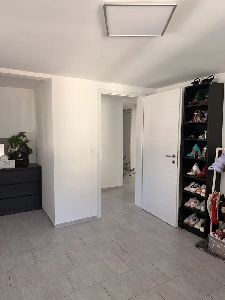 Tenant wanted: Bright 3-room apartment with balcony & parking space
