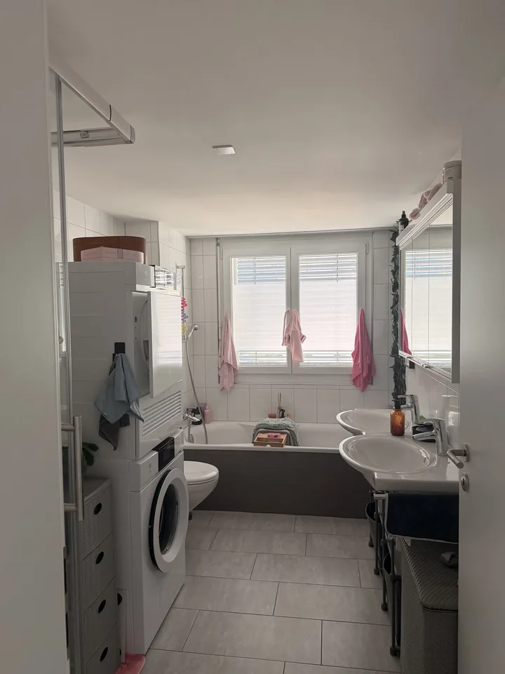 Tenant wanted: Bright 3-room apartment with balcony & parking space