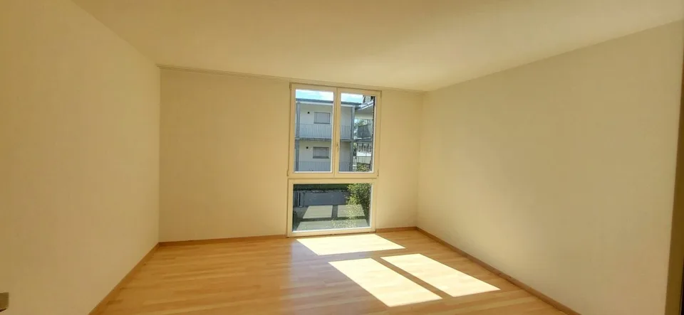 Beautiful 3-room apartment looking for a new occupant with a flair for green!