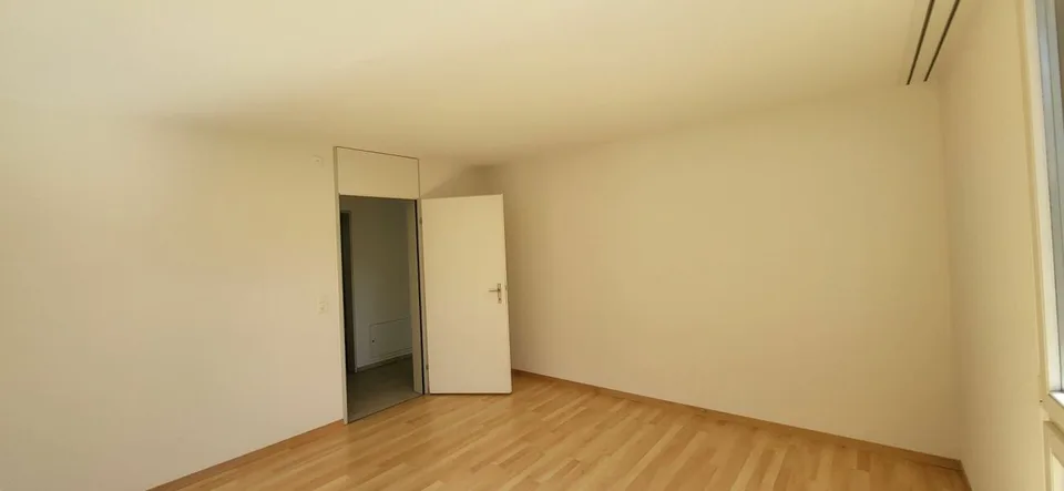 Beautiful 3-room apartment looking for a new occupant with a flair for green!