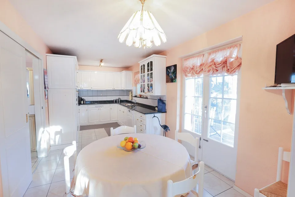 Maison de famille charmante de 7,5 pièces dans un quartier calme et central – photo 5 sur 18