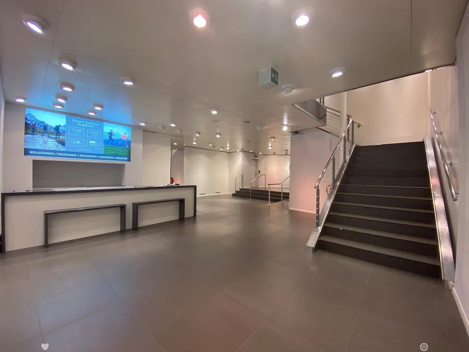 Edificio residenziale e commerciale prominente sulla Bahnhofstrasse a Interlaken – foto 3 di 9