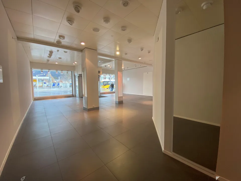Edificio residenziale e commerciale prominente sulla Bahnhofstrasse a Interlaken – foto 2 di 9