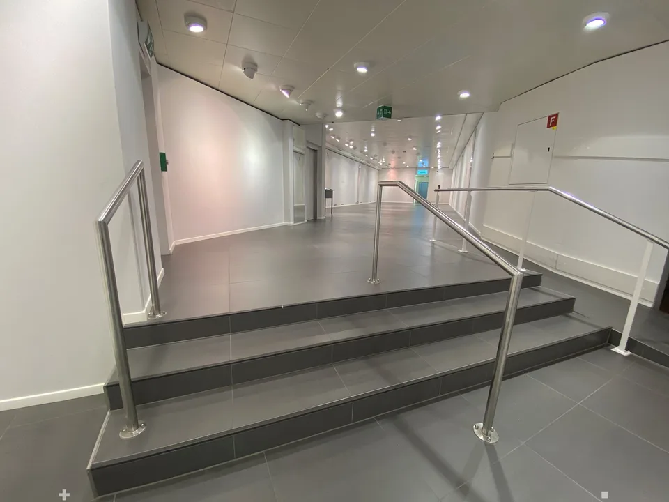 Edificio residenziale e commerciale prominente sulla Bahnhofstrasse a Interlaken – foto 7 di 9