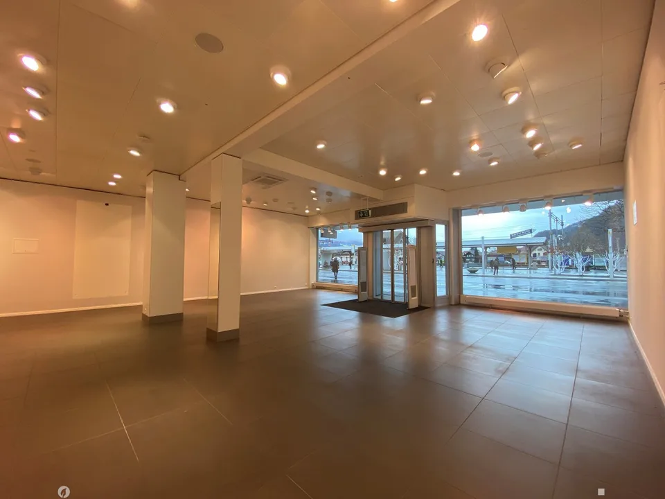 Edificio residenziale e commerciale prominente sulla Bahnhofstrasse a Interlaken – foto 6 di 9