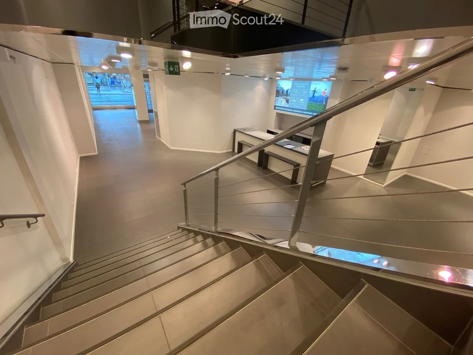 Edificio residenziale e commerciale prominente sulla Bahnhofstrasse a Interlaken – foto 8 di 9