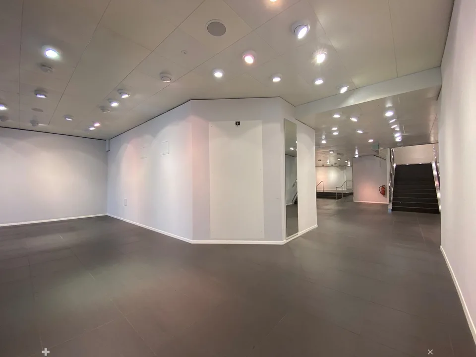 Edificio residenziale e commerciale prominente sulla Bahnhofstrasse a Interlaken – foto 5 di 9