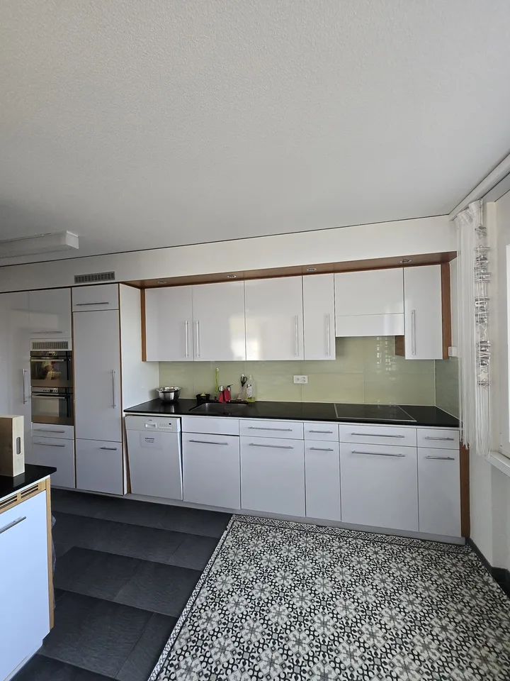 Großes möbliertes Zimmer (20 m²) in geräumiger Wohngemeinschaft Rotkreuz