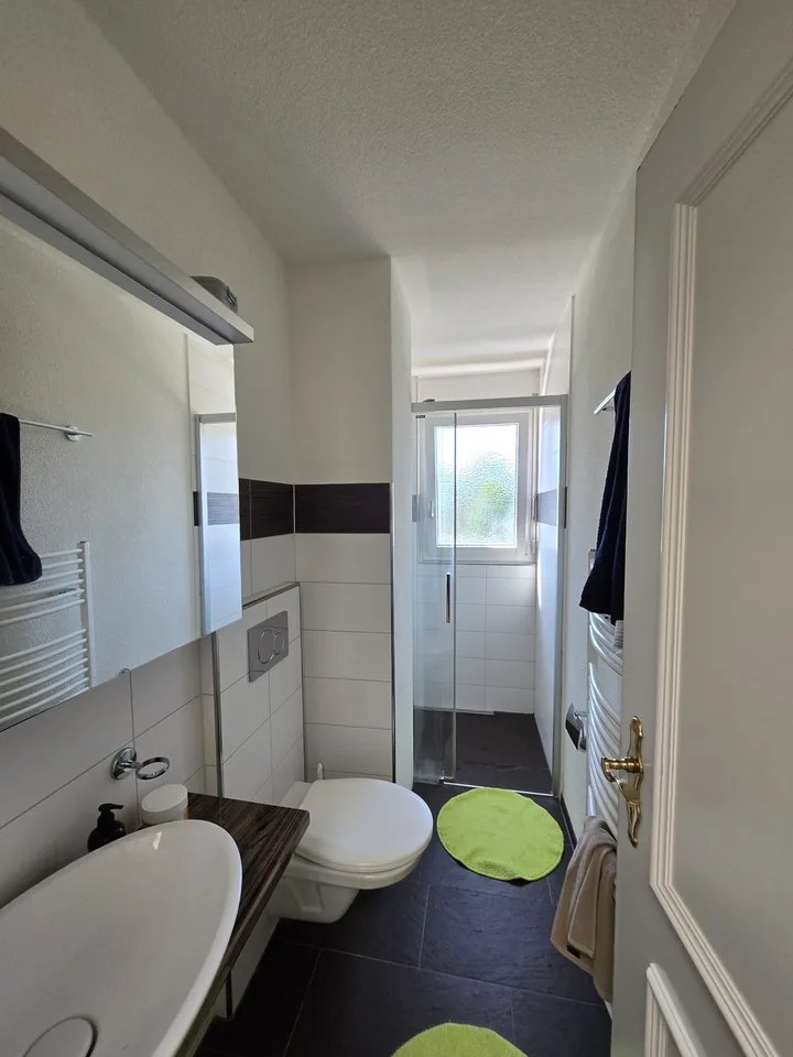 Großes möbliertes Zimmer (20 m²) in geräumiger Wohngemeinschaft Rotkreuz