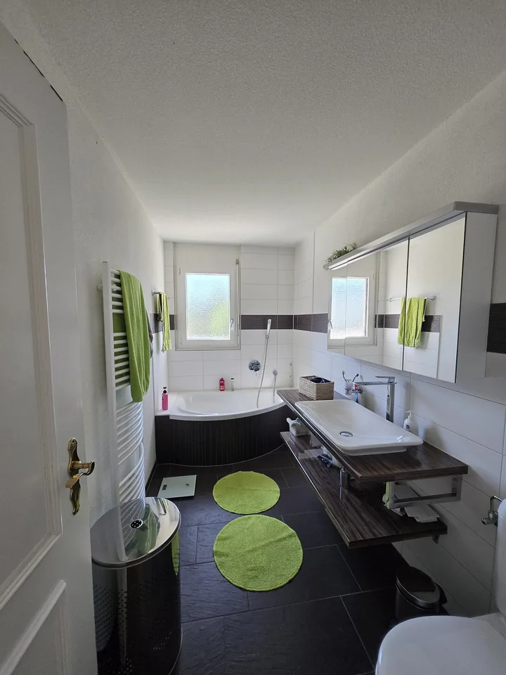 Großes möbliertes Zimmer (20 m²) in geräumiger Wohngemeinschaft Rotkreuz