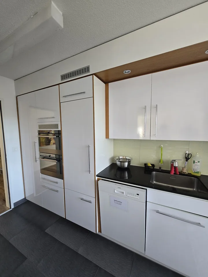 Großes möbliertes Zimmer (20 m²) in geräumiger Wohngemeinschaft Rotkreuz