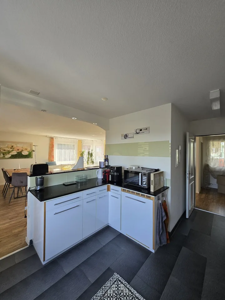 Großes möbliertes Zimmer (20 m²) in geräumiger Wohngemeinschaft Rotkreuz