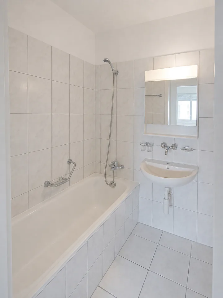 Ampio appartamento di 3,5 locali a Friburgo – Vista sulla verde, balcone e garage: la tua futura casa!