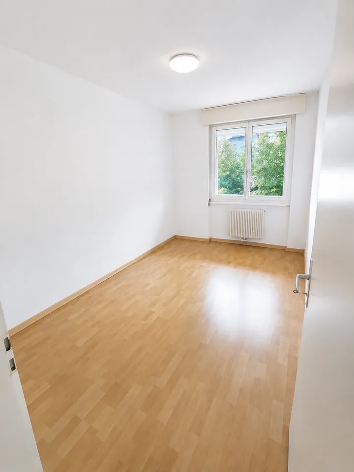 Ampio appartamento di 3,5 locali a Friburgo – Vista sulla verde, balcone e garage: la tua futura casa!