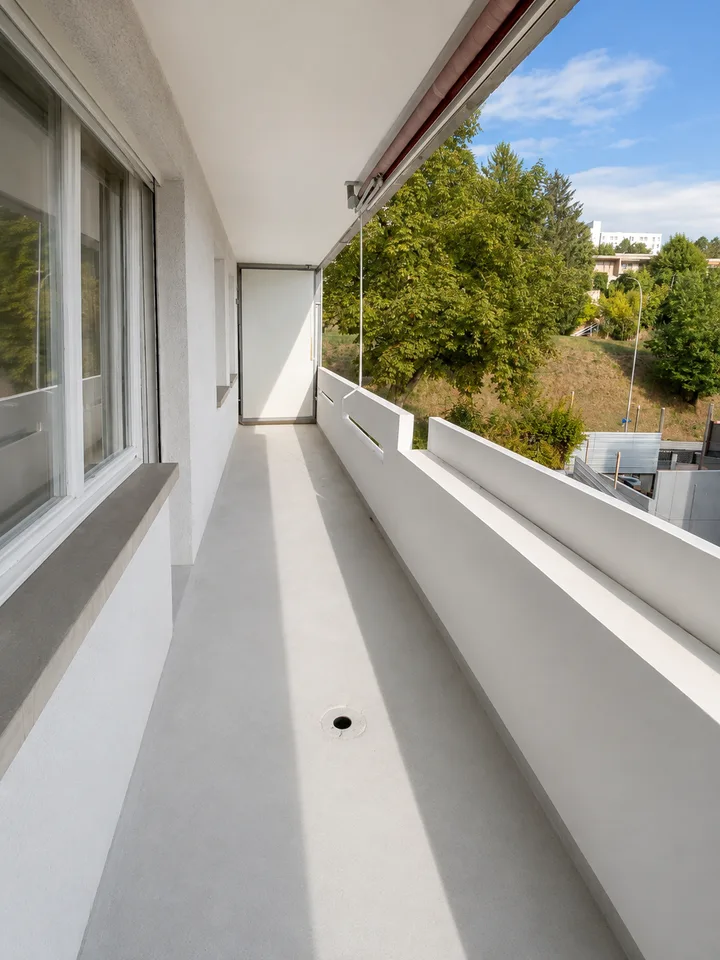 Ampio appartamento di 3,5 locali a Friburgo – Vista sulla verde, balcone e garage: la tua futura casa!