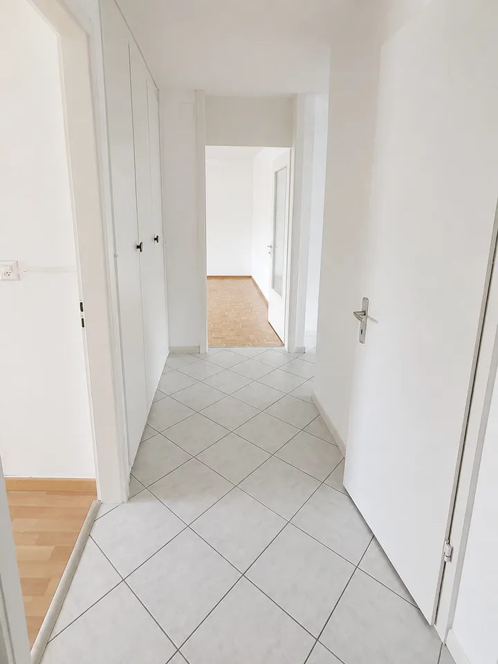 Ampio appartamento di 3,5 locali a Friburgo – Vista sulla verde, balcone e garage: la tua futura casa!