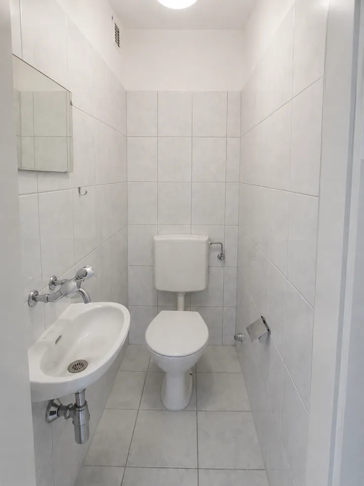 Ampio appartamento di 3,5 locali a Friburgo – Vista sulla verde, balcone e garage: la tua futura casa!