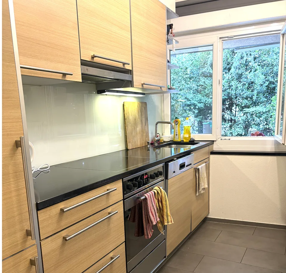 Schöne möblierte 2.5-Zimmer-Wohnung in zentraler Lage, private Terrasse und Garten, vorübergehend