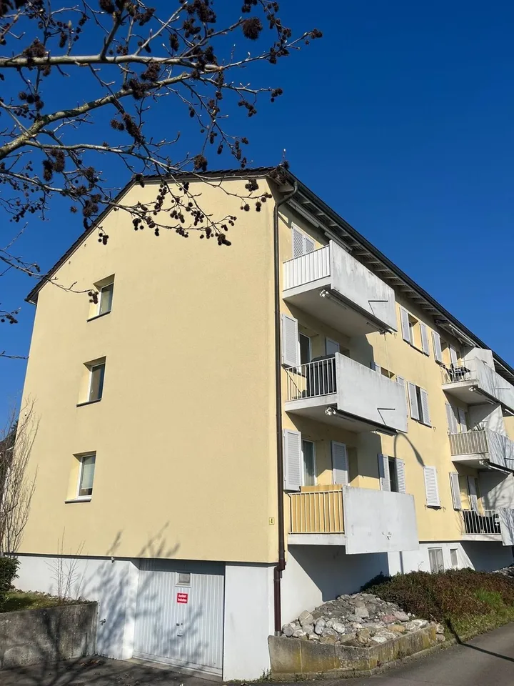 Appartamento luminoso & accogliente di 2,5 locali con balcone a Gossau ZH