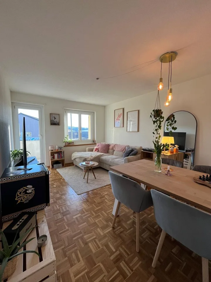 Appartamento luminoso & accogliente di 2,5 locali con balcone a Gossau ZH