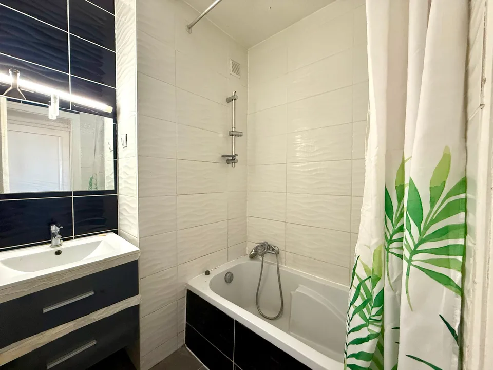 Idéal investisseur ou premier achat : Appartement F3 traversant avec balcon et loggia à Ambilly – photo 7 sur 9