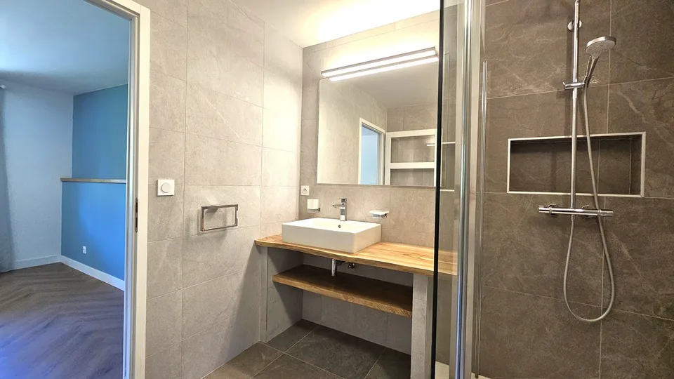 Divonne, Doppelhaushälfte im EG von 225m2, 6-Zimmer-Typ in einer renovierten Gessien-Ferme – Foto 10 von 13