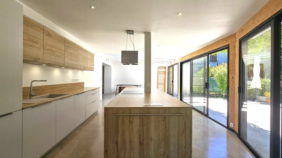 Divonne, Doppelhaushälfte im EG von 225m2, 6-Zimmer-Typ in einer renovierten Gessien-Ferme – Foto 4 von 13