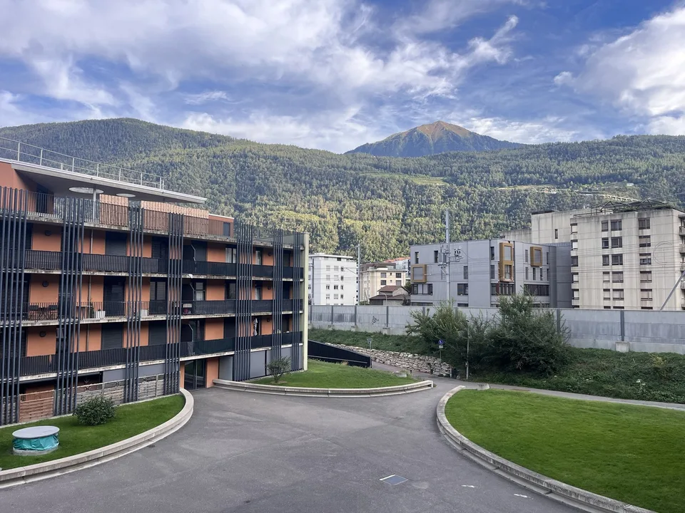 Helles möblierte 3,5-Zimmer-Wohnung mit Balkon und Bergblick in Martigny