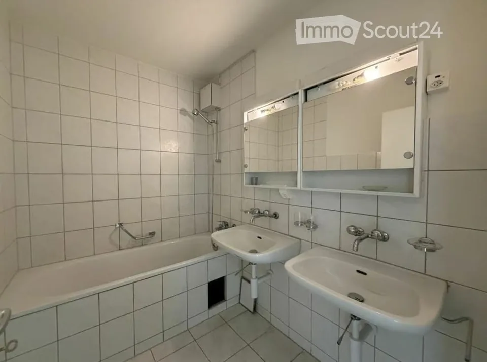 Bright 3-room apartment with private laundry tower in Uster