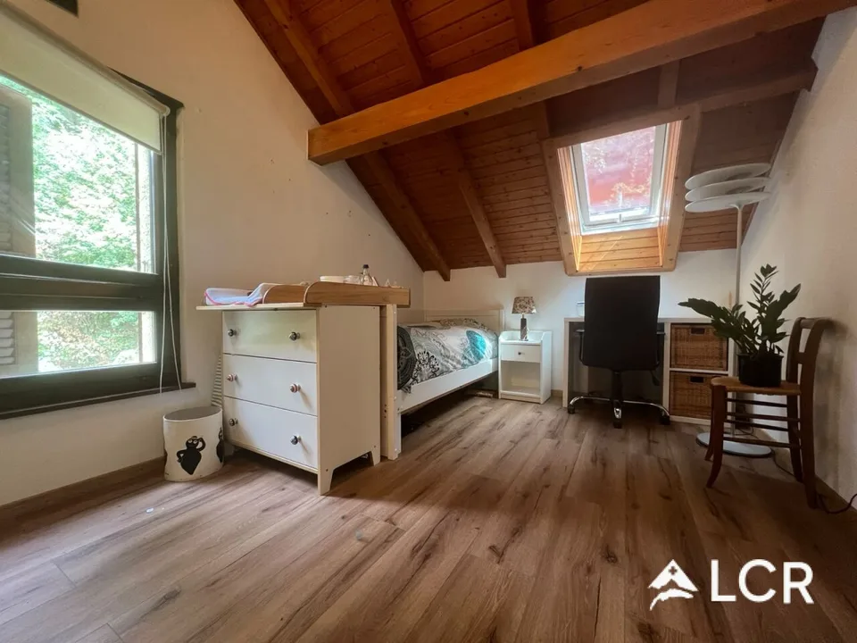 Bella casa di 5.5 locali arredata / 3 camere da letto / 1 bagno / 1 terrazza / 2 posti auto / 1 grande giardino privato (nessun vis-à-vis)