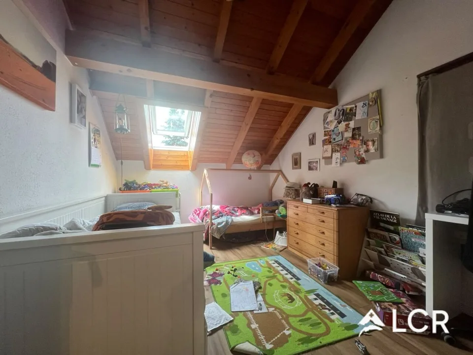 Bella casa di 5.5 locali arredata / 3 camere da letto / 1 bagno / 1 terrazza / 2 posti auto / 1 grande giardino privato (nessun vis-à-vis)