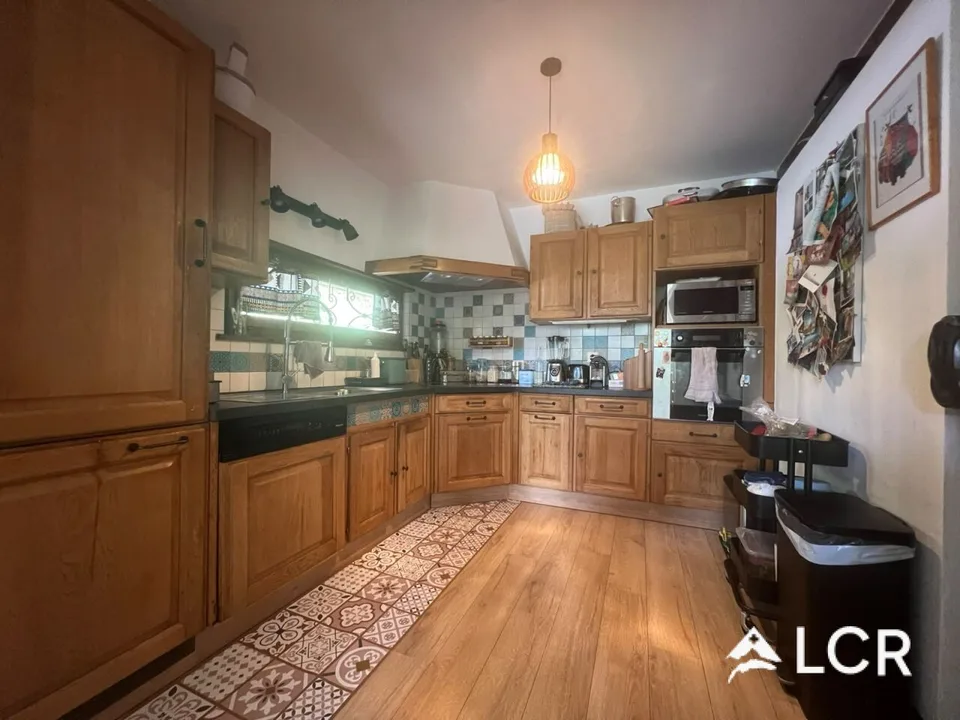 Bella casa di 5.5 locali arredata / 3 camere da letto / 1 bagno / 1 terrazza / 2 posti auto / 1 grande giardino privato (nessun vis-à-vis)