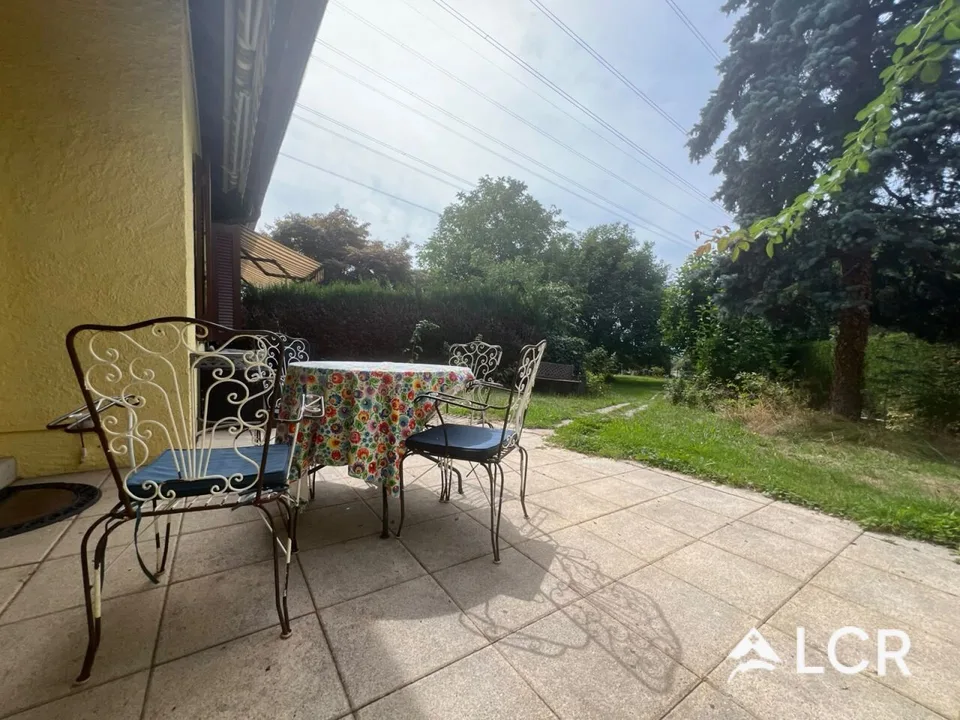 Bella casa di 5.5 locali arredata / 3 camere da letto / 1 bagno / 1 terrazza / 2 posti auto / 1 grande giardino privato (nessun vis-à-vis)