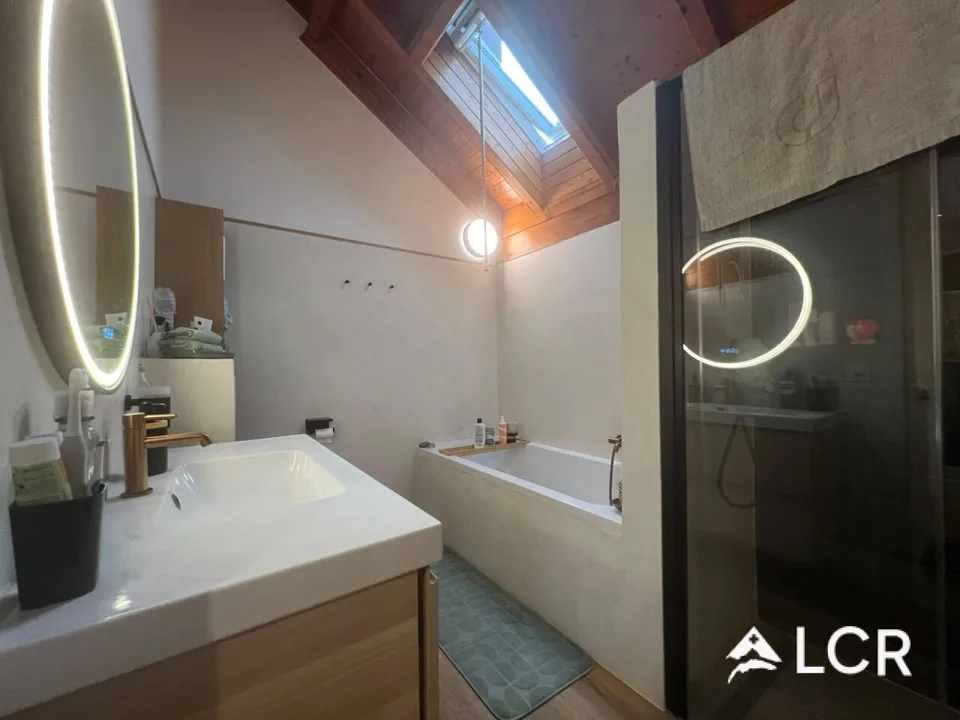 Bella casa di 5.5 locali arredata / 3 camere da letto / 1 bagno / 1 terrazza / 2 posti auto / 1 grande giardino privato (nessun vis-à-vis)
