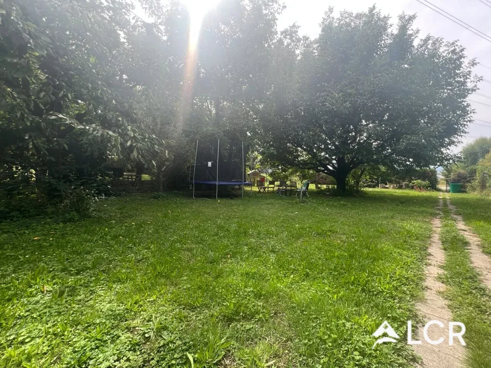 Bella casa di 5.5 locali arredata / 3 camere da letto / 1 bagno / 1 terrazza / 2 posti auto / 1 grande giardino privato (nessun vis-à-vis)
