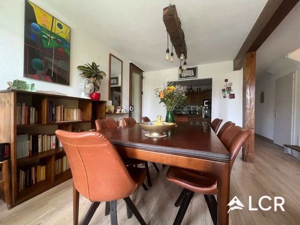 Bella casa di 5.5 locali arredata / 3 camere da letto / 1 bagno / 1 terrazza / 2 posti auto / 1 grande giardino privato (nessun vis-à-vis)